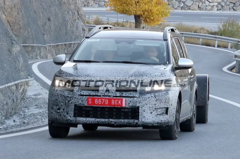 Dacia Jogger restyling - Foto spia 12-11-2024 - 3