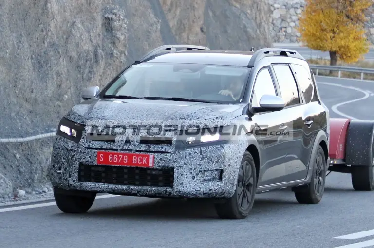 Dacia Jogger restyling - Foto spia 12-11-2024 - 4