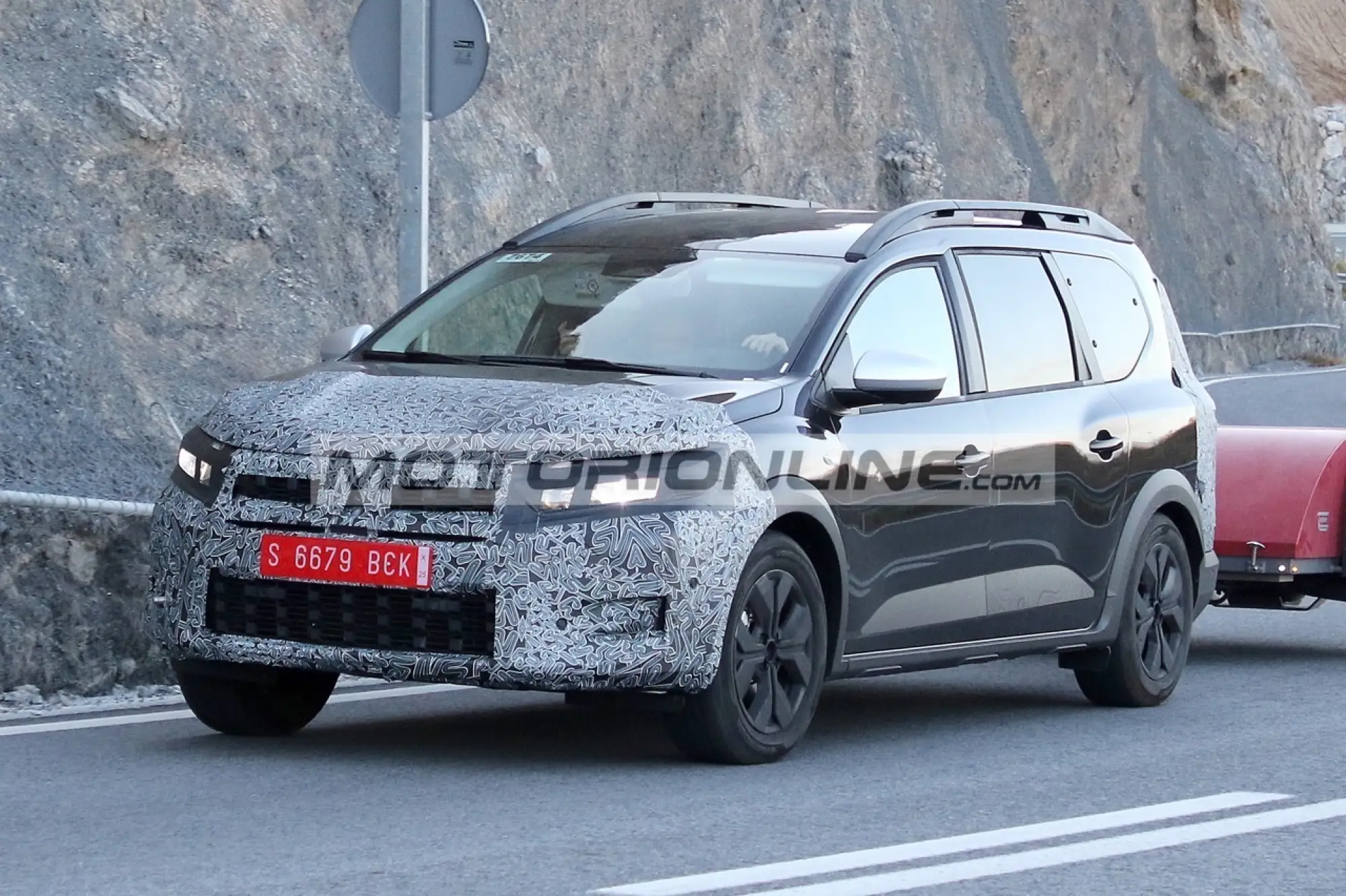 Dacia Jogger restyling - Foto spia 12-11-2024 - 11