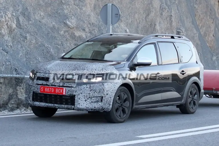 Dacia Jogger restyling - Foto spia 12-11-2024 - 2