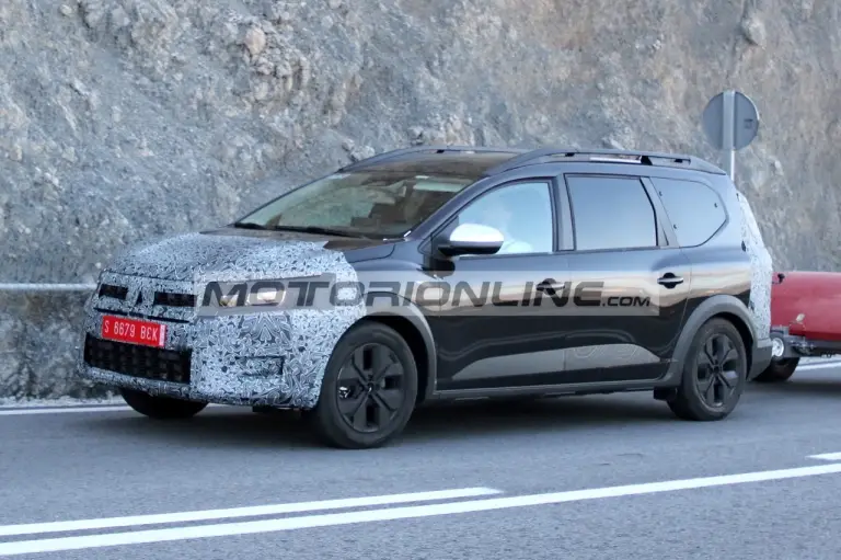 Dacia Jogger restyling - Foto spia 12-11-2024 - 1