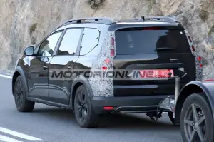 Dacia Jogger restyling - Foto spia 12-11-2024