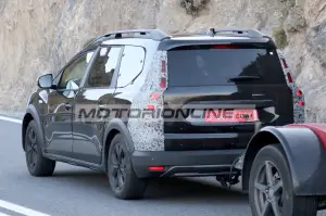 Dacia Jogger restyling - Foto spia 12-11-2024
