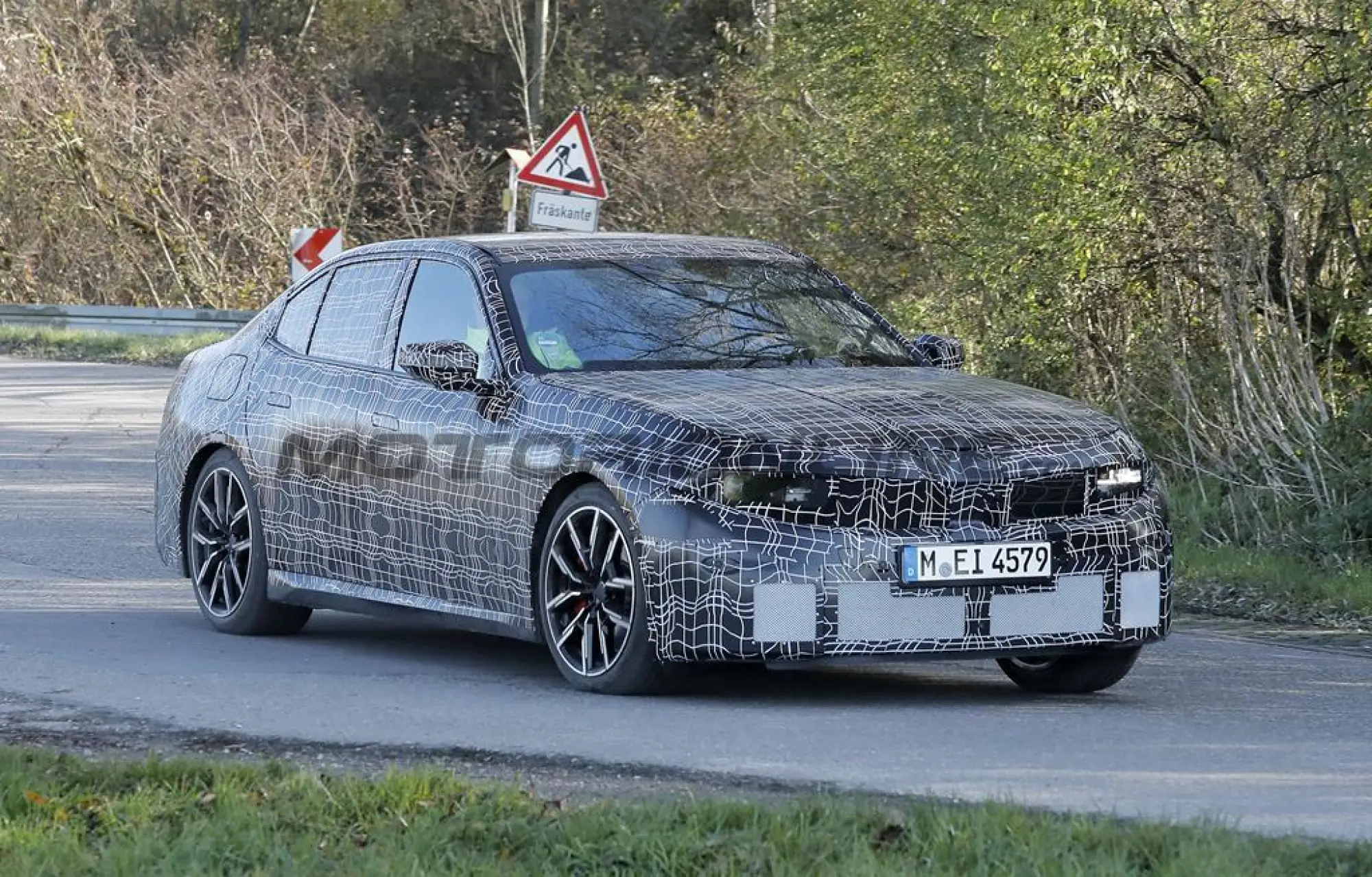 BMW Neue Klasse Sedan - Foto spia 14-11-2024 - 15