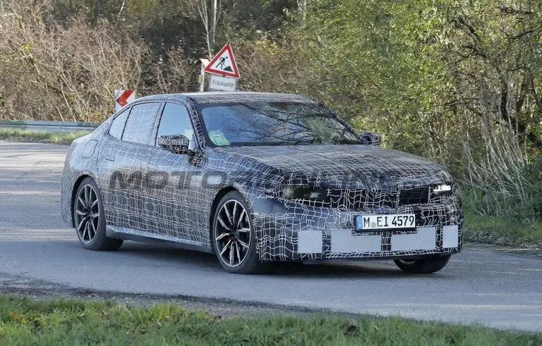 BMW Neue Klasse Sedan - Foto spia 14-11-2024 - 15