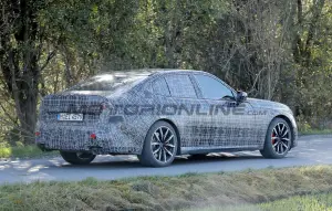BMW Neue Klasse Sedan - Foto spia 14-11-2024 - 17