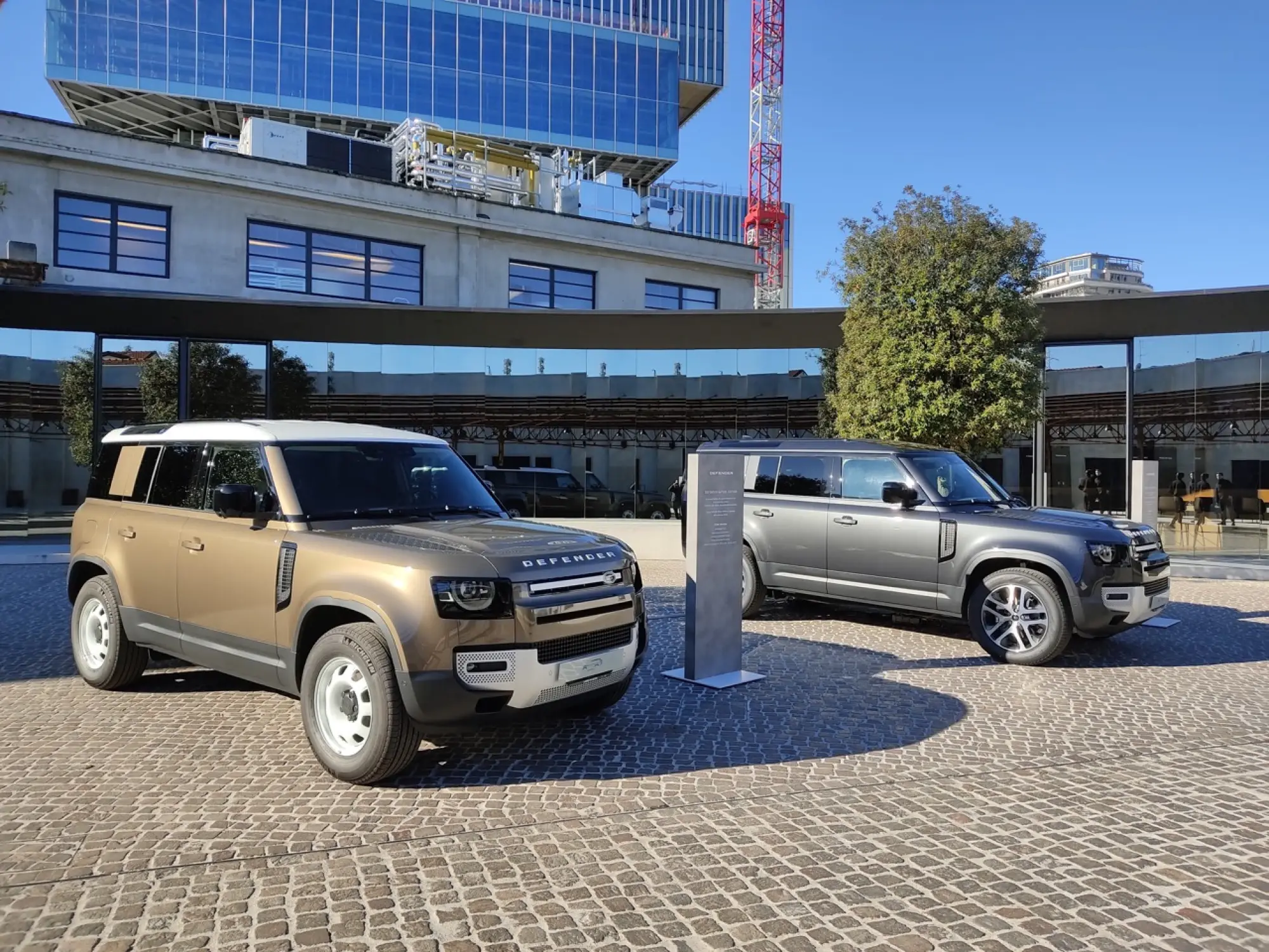Land Rover Defender Nature Edition - Foto live Milano - 5