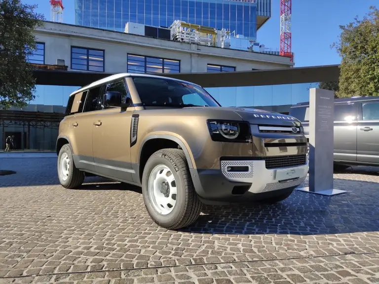 Land Rover Defender Nature Edition - Foto live Milano - 1