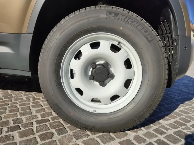 Land Rover Defender Nature Edition - Foto live Milano - 9
