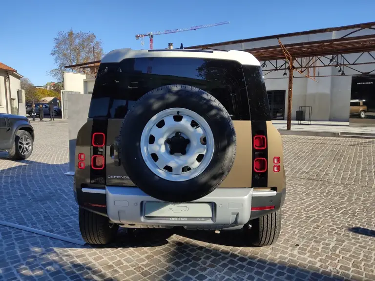 Land Rover Defender Nature Edition - Foto live Milano - 15