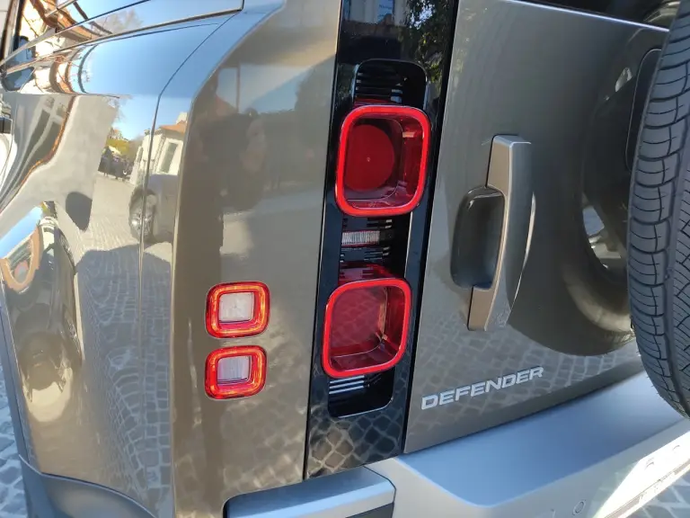 Land Rover Defender Nature Edition - Foto live Milano - 8