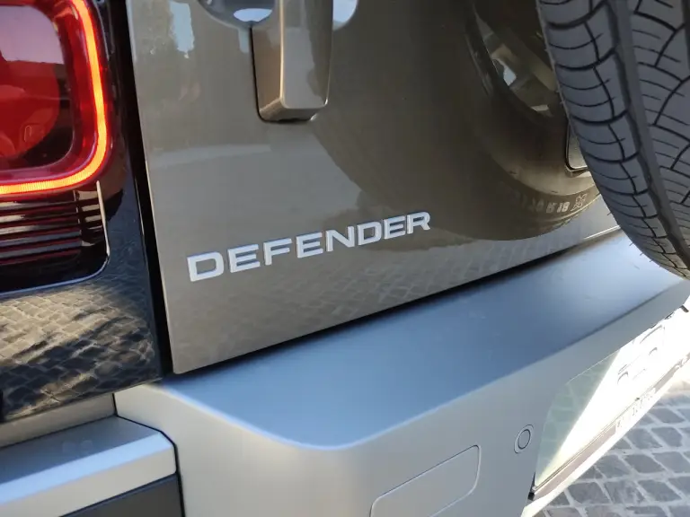 Land Rover Defender Nature Edition - Foto live Milano - 10