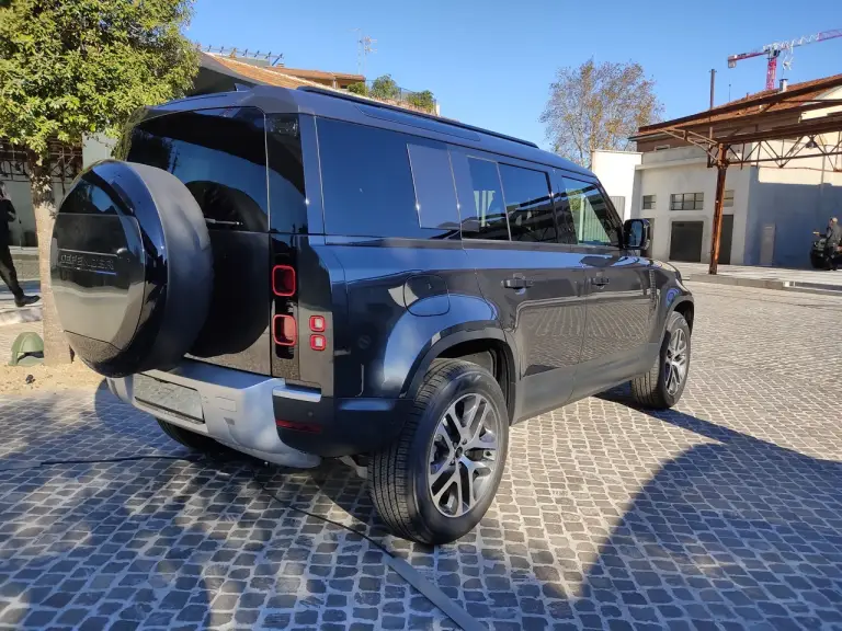 Land Rover Defender Nature Edition - Foto live Milano - 13