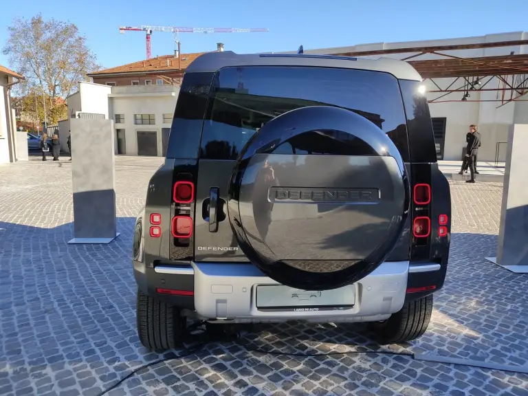 Land Rover Defender Nature Edition - Foto live Milano - 11
