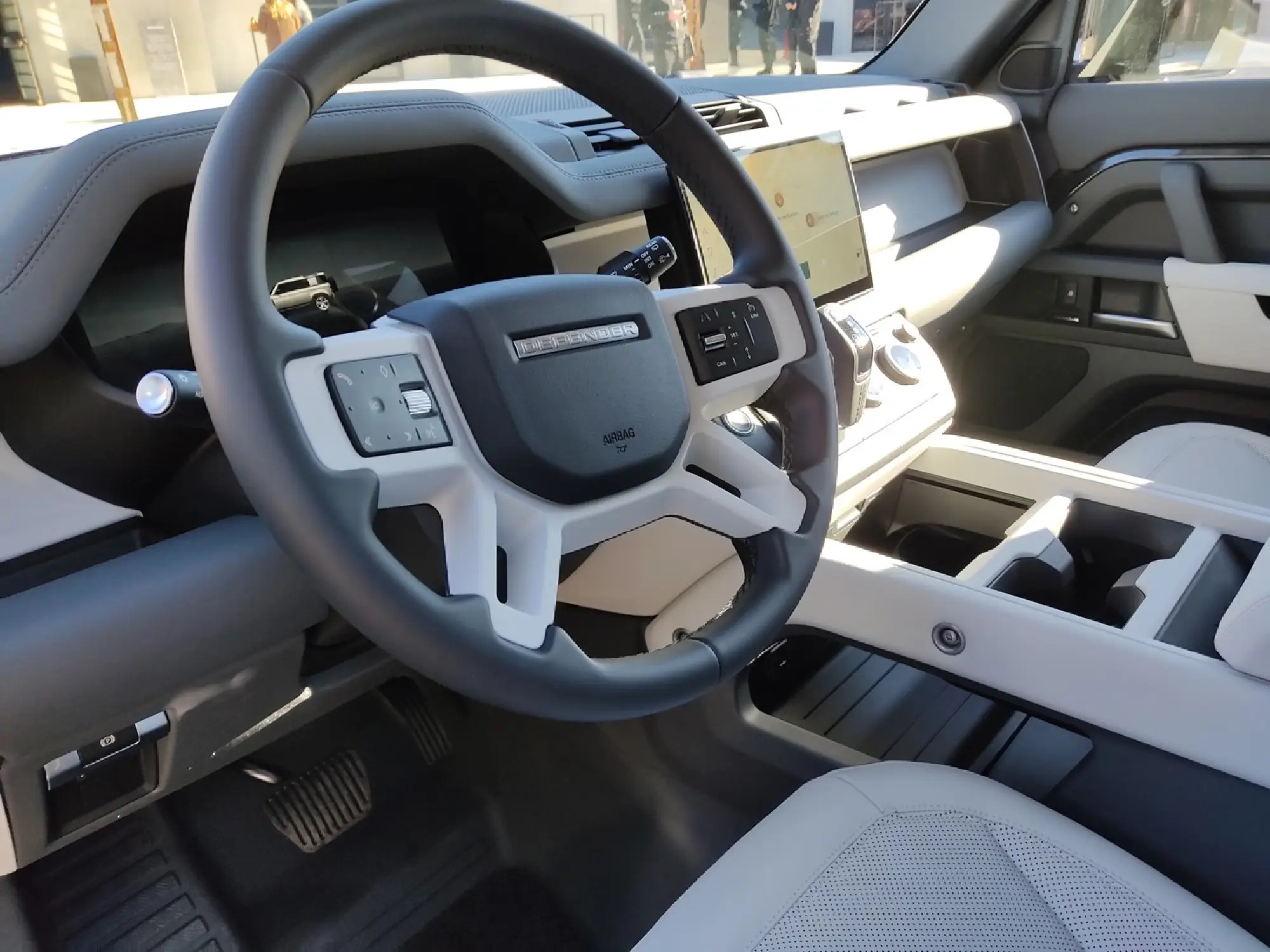 Land Rover Defender Nature Edition - Foto live Milano - 14