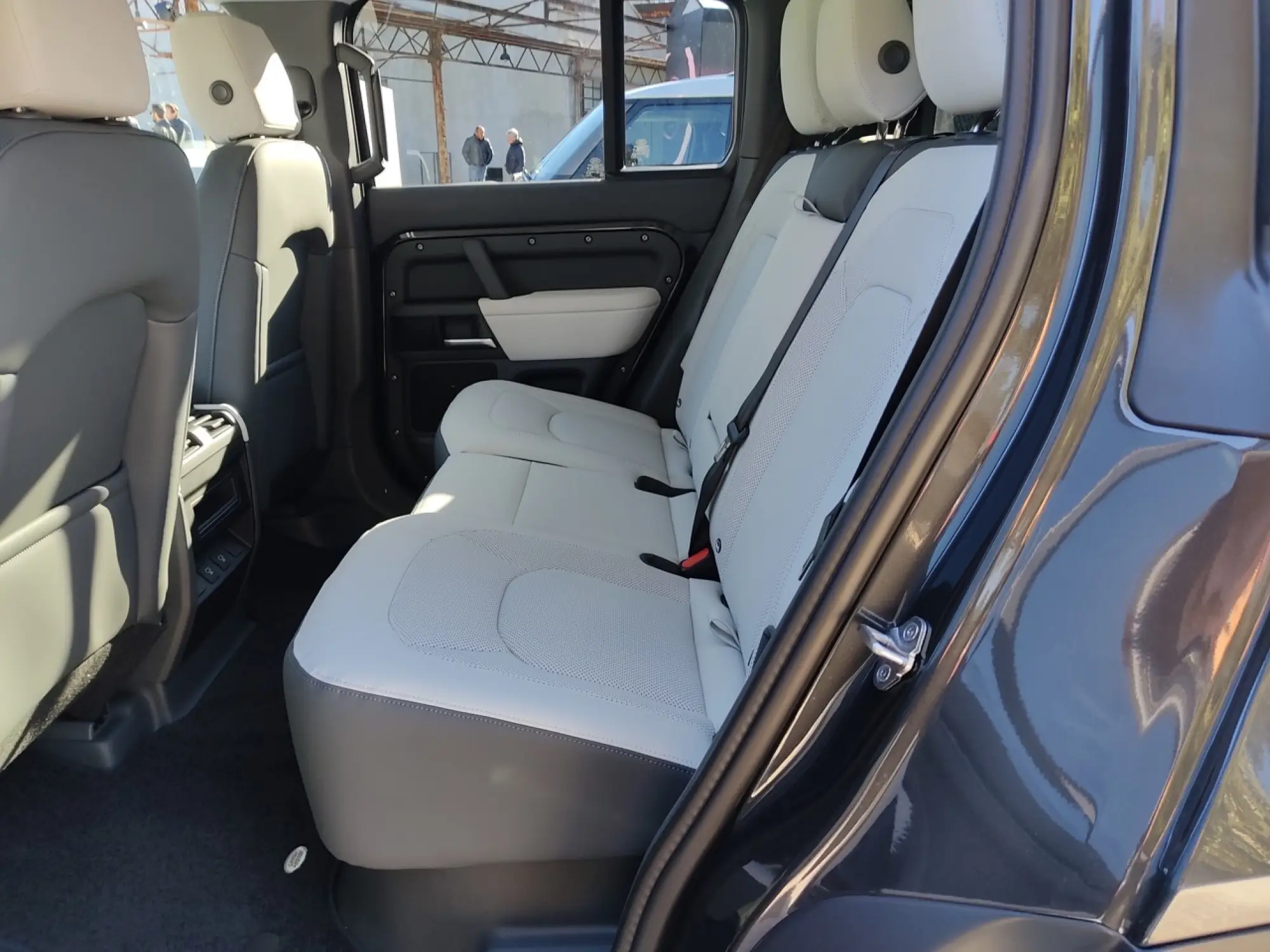 Land Rover Defender Nature Edition - Foto live Milano - 16