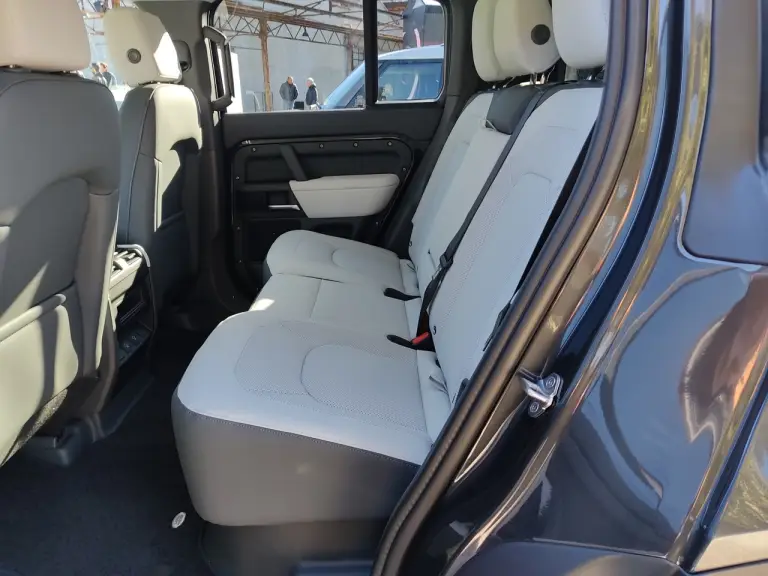 Land Rover Defender Nature Edition - Foto live Milano - 16