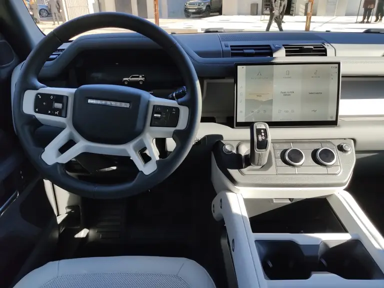 Land Rover Defender Nature Edition - Foto live Milano - 23