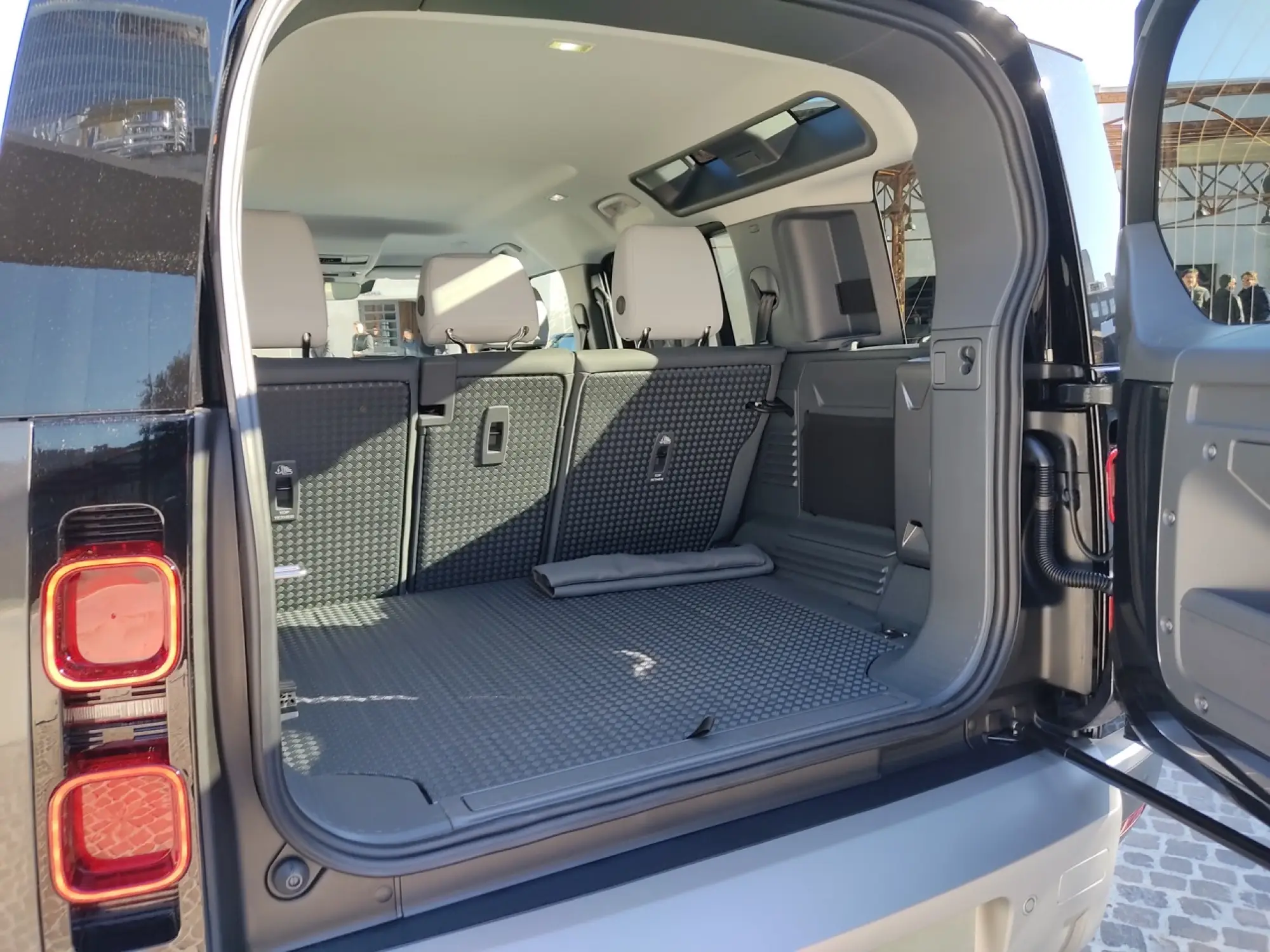 Land Rover Defender Nature Edition - Foto live Milano - 21