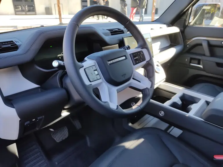 Land Rover Defender Nature Edition - Foto live Milano - 28