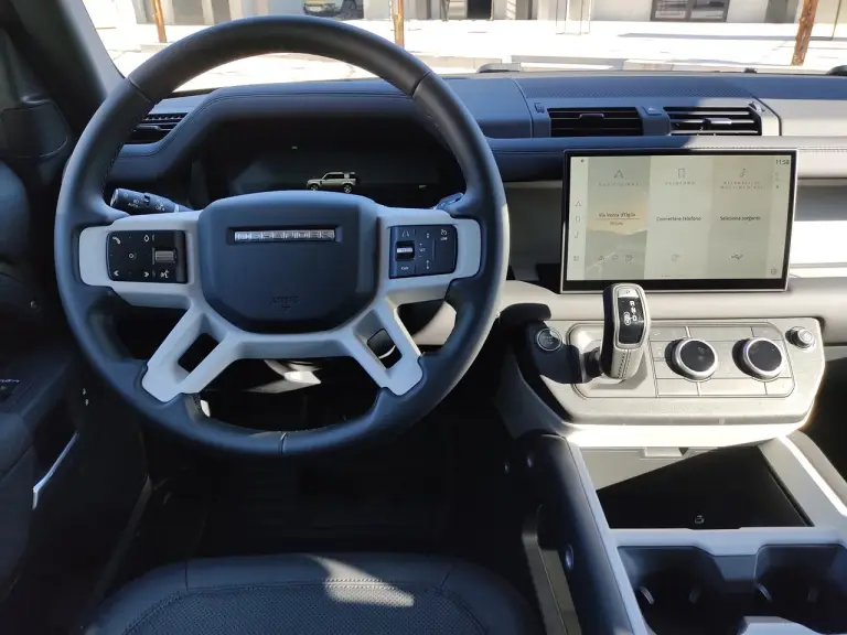 Land Rover Defender Nature Edition - Foto live Milano - 30