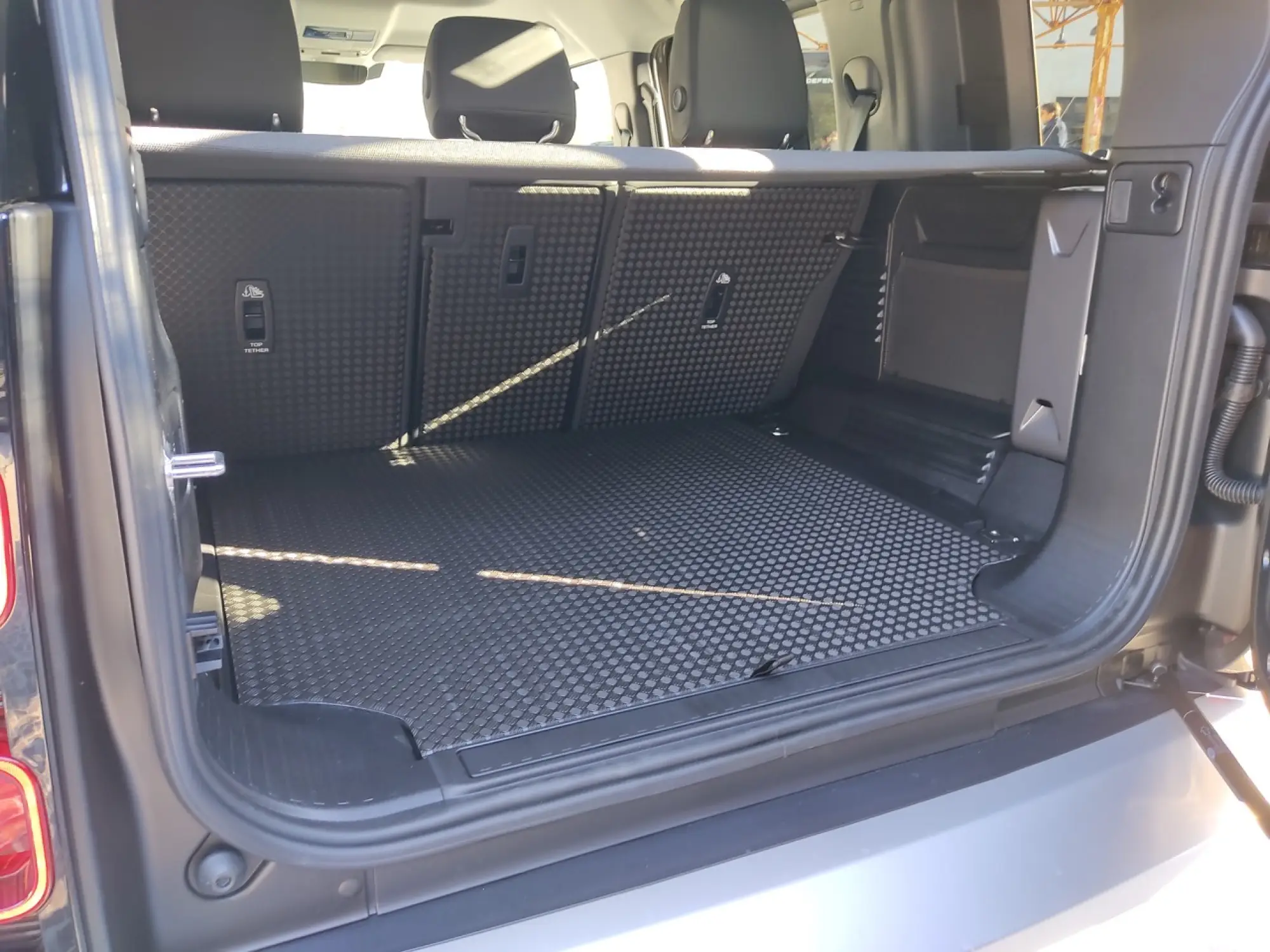 Land Rover Defender Nature Edition - Foto live Milano - 29