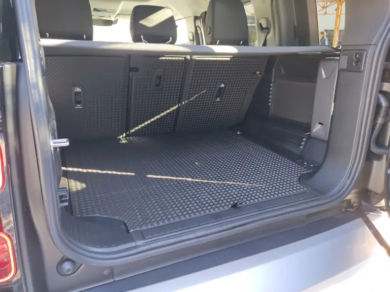 Land Rover Defender Nature Edition - Foto live Milano - 29