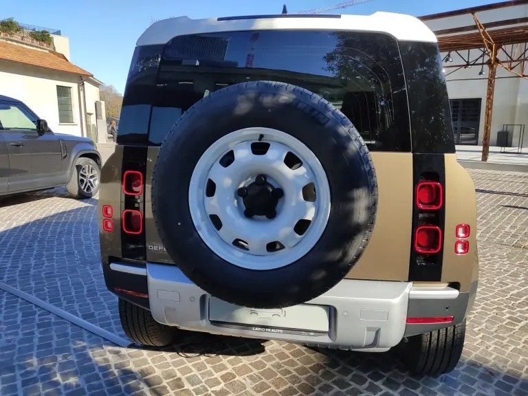 Land Rover Defender Nature Edition - Foto live Milano - 32