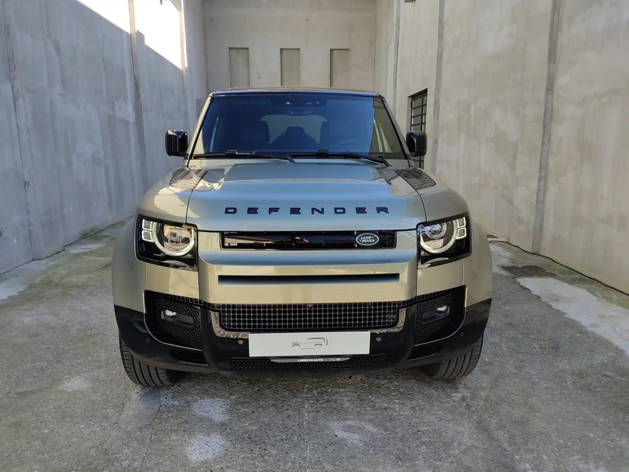 Land Rover Defender Nature Edition - Foto live Milano - 36