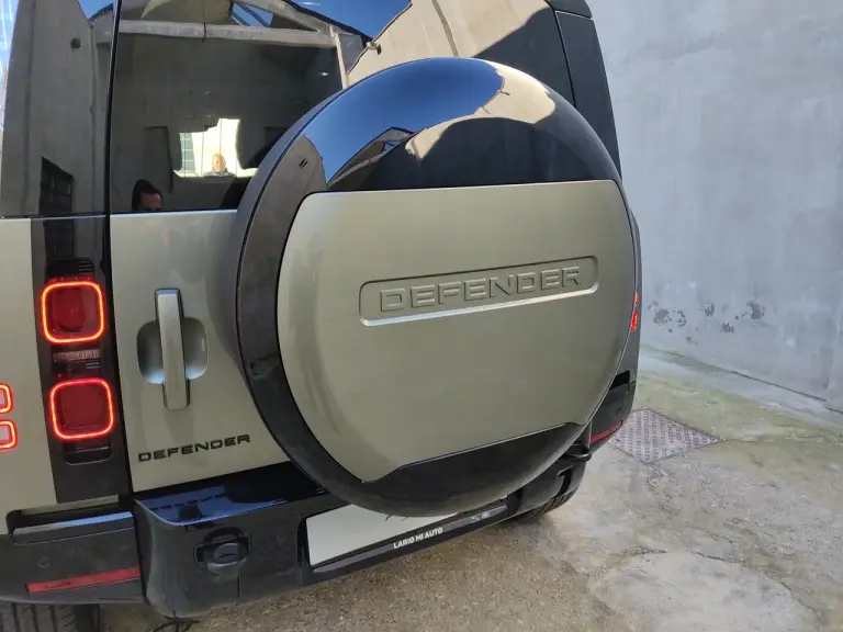 Land Rover Defender Nature Edition - Foto live Milano - 40