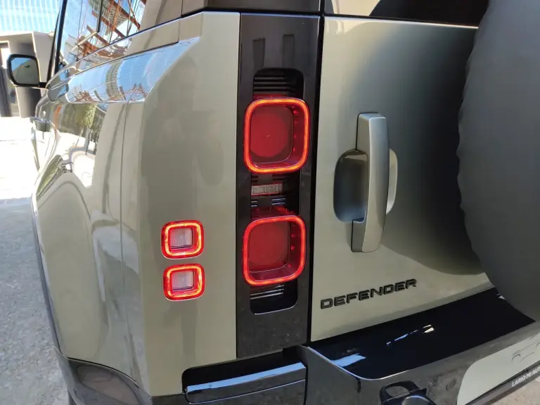 Land Rover Defender Nature Edition - Foto live Milano - 44