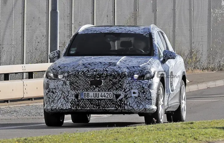 Mercedes GLC EV - Foto spia 28-11-2024 - 12