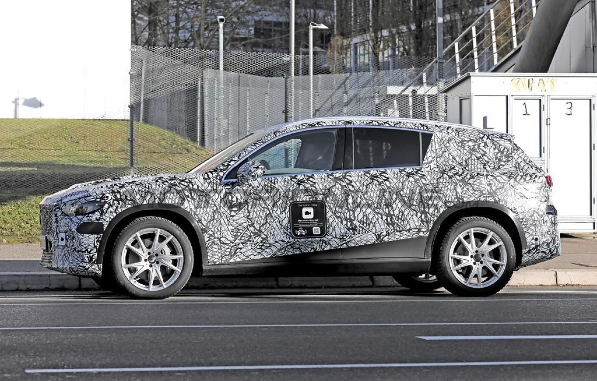 Mercedes GLC EV - Foto spia 28-11-2024 - 11