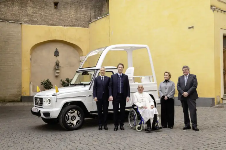 Mercedes Classe G elettrica Papamobile - 10