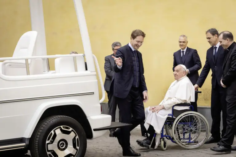 Mercedes Classe G elettrica Papamobile - 11