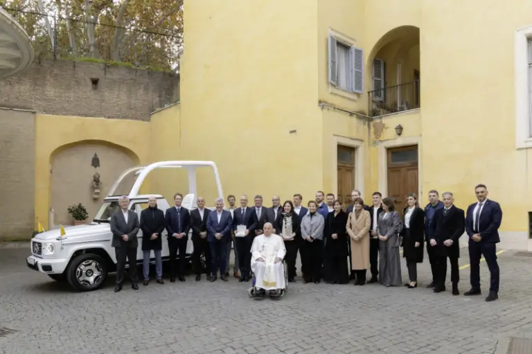 Mercedes Classe G elettrica Papamobile - 9