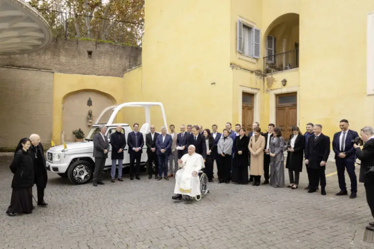 Mercedes Classe G elettrica Papamobile - 12