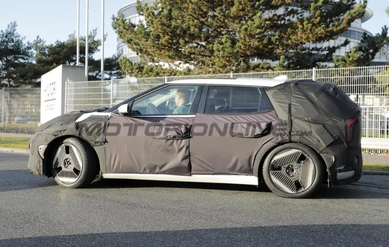 Kia EV4 hatchback - Foto spia 05-12-2024 - 4