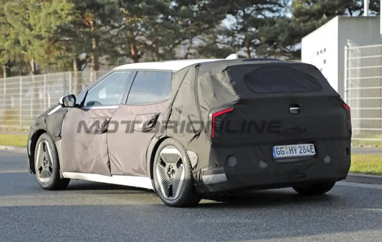 Kia EV4 hatchback - Foto spia 05-12-2024 - 9