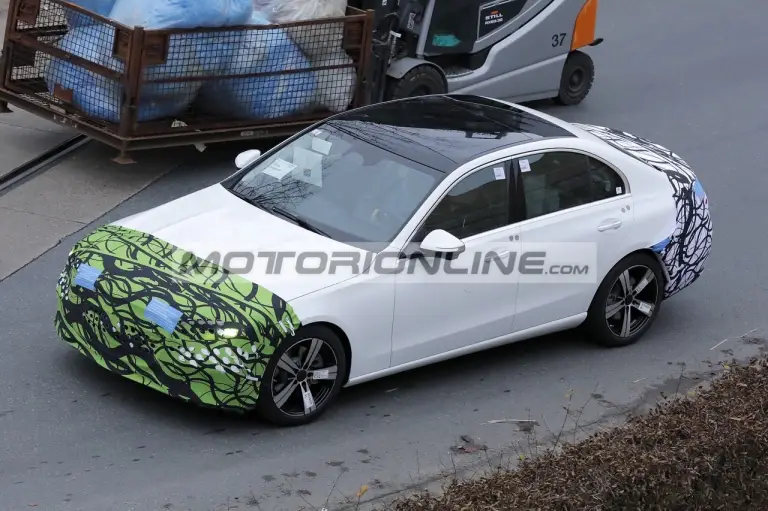 Mercedes Classe C - Foto spia 12-12-2024 - 9
