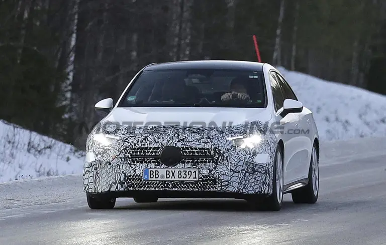 Mercedes CLA 2025 - Foto spia 14-12-2024 - 1