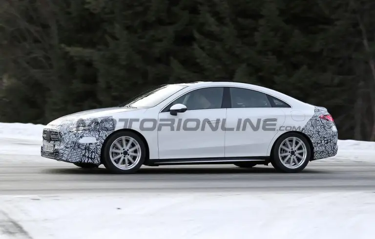 Mercedes CLA 2025 - Foto spia 14-12-2024 - 13