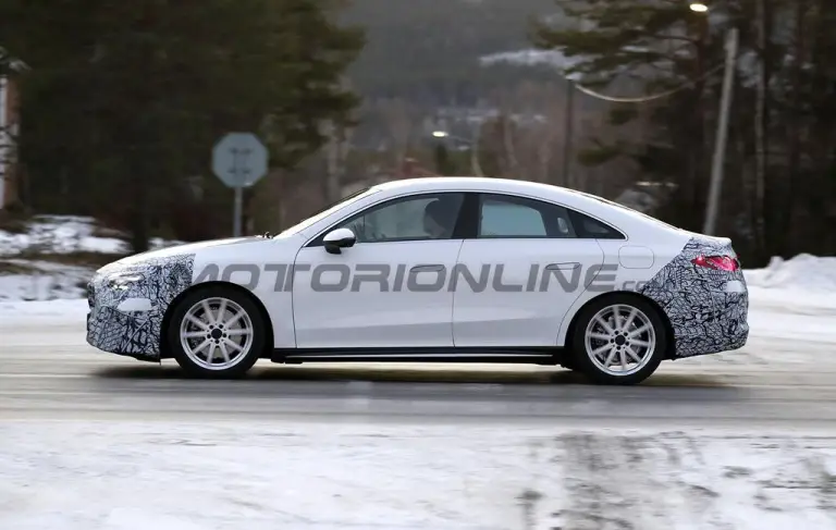 Mercedes CLA 2025 - Foto spia 14-12-2024 - 7