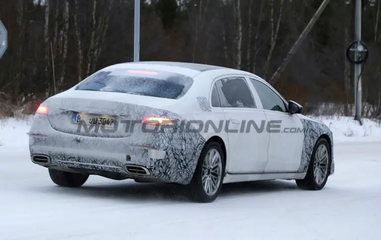 Mercedes-Maybach Classe S 2026 - Foto spia 17-12-2024 - 11