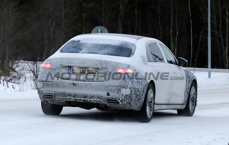 Mercedes-Maybach Classe S 2026 - Foto spia 17-12-2024 - 10