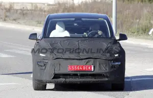 Tesla Model Y 2025 - Foto spia 02-01-2025 - 1