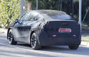 Tesla Model Y 2025 - Foto spia 02-01-2025 - 11