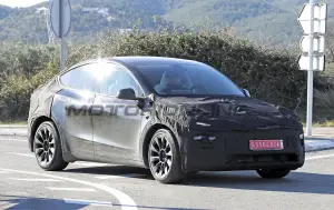 Tesla Model Y 2025 - Foto spia 02-01-2025 - 16
