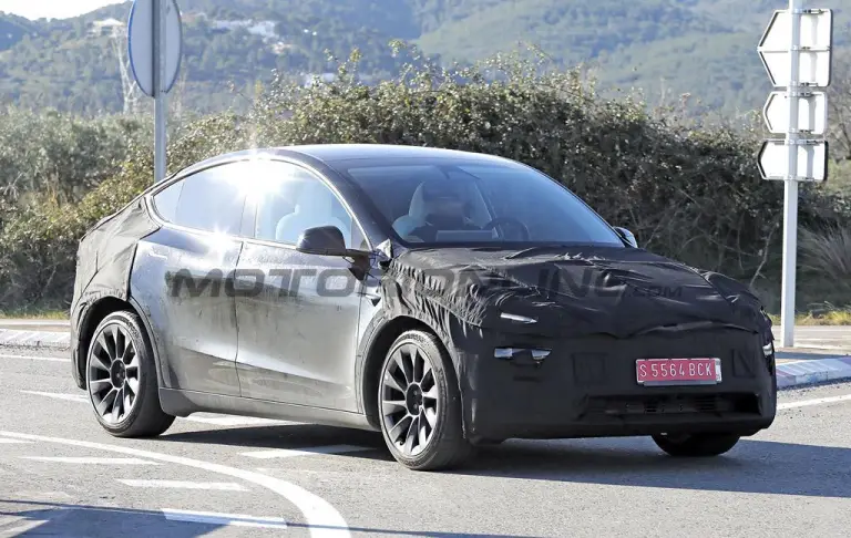 Tesla Model Y 2025 - Foto spia 02-01-2025 - 16