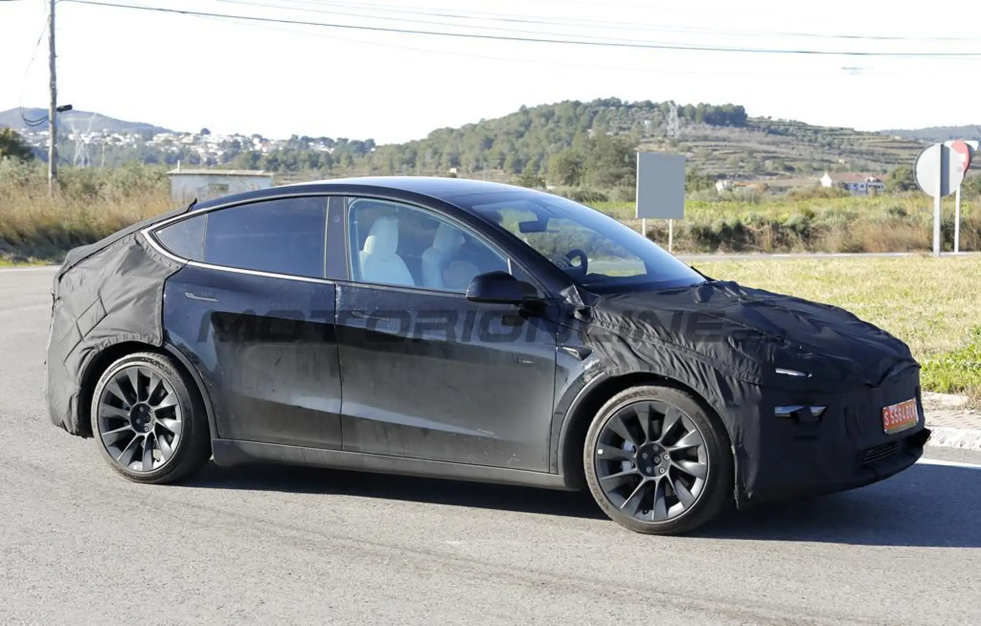 Tesla Model Y 2025 - Foto spia 02-01-2025 - 14